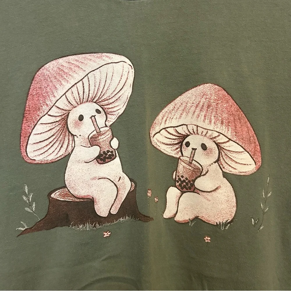 🍄🧋Green Hot Topic T-Shirt with Mushrooms Sipping Boba Graphic - Picture 2 of 4